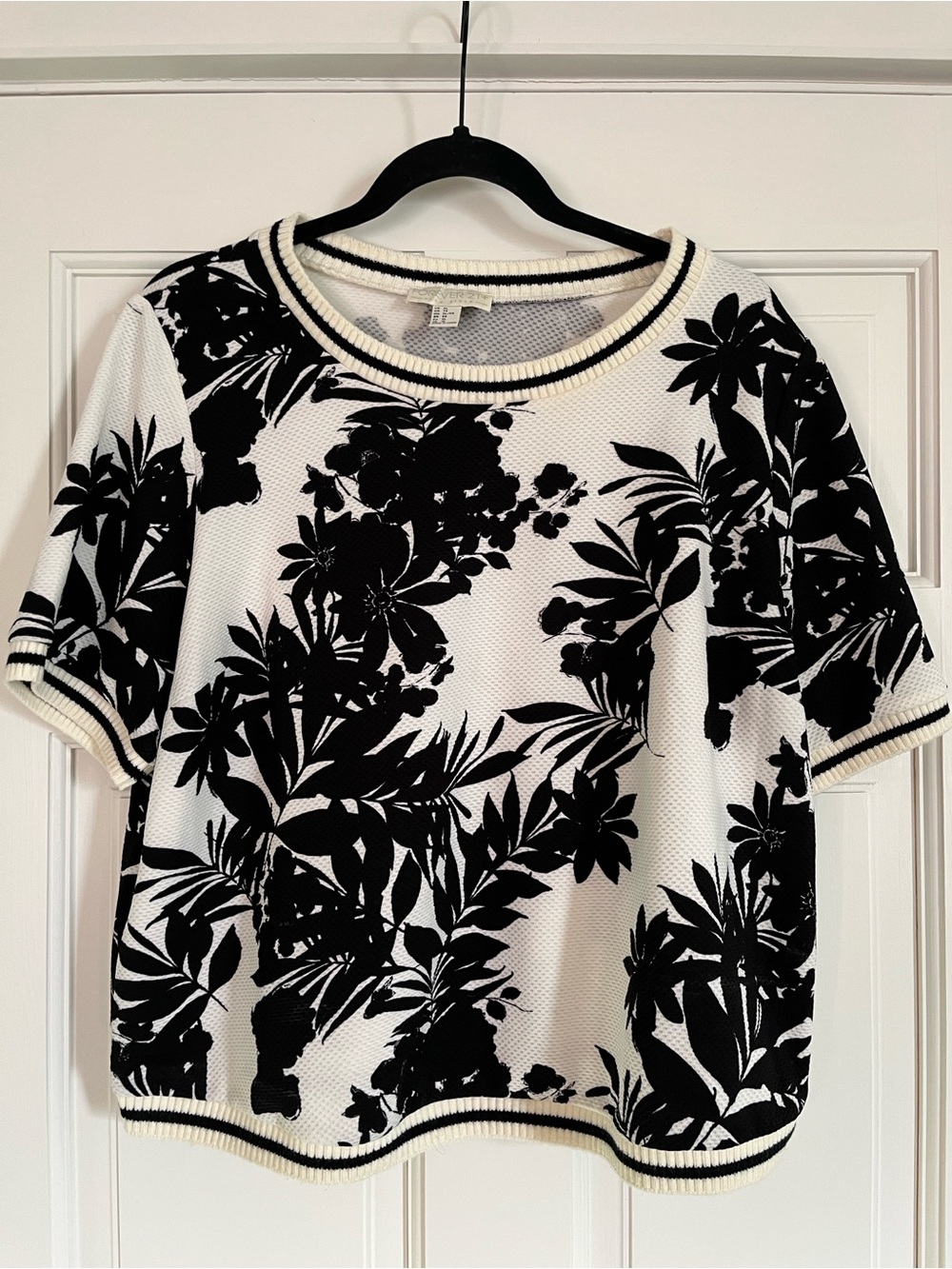 Forever 21 Black & White Floral Crewneck XL